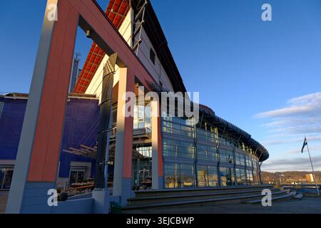 Gothenburg, Svezia-24 novembre 2025: Grandangolo basso della moderna architettura del Teatro dell'Opera di Gothenburg sotto un cielo azzurro e limpido a Gothenburg Foto Stock