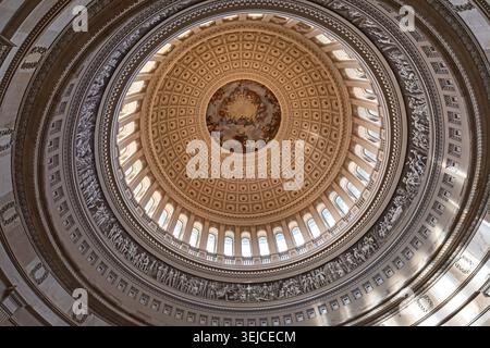 Apoteosi di Washington affresco di Constantino Brumidi all'interno della cupola del Rotondo del Campidoglio degli Stati Uniti con fregio e soffitto a cassettoni, Washington DC, USA Foto Stock