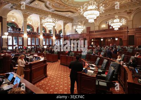 Springfield, Stati Uniti. 27 maggio 2026. I rappresentanti di Stato lavorano nella camera dei rappresentanti durante la sessione legislativa di primavera presso il Campidoglio dell'Illinois a Springfield il 27 maggio 2026. La camera ornata presenta lampadari di cristallo e legno di mogano mentre i legislatori conducevano affari ufficiali durante la sessione in corso. (Foto di John J. Kim/Chicago Tribune/TNS/Sipa USA) credito: SIPA USA/Alamy Live News Foto Stock