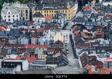 Veduta aerea di case tradizionali densamente ammassate a Fjellsiden, Bergen, Norvegia Foto Stock