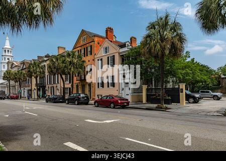 Case a schiera storiche su Broad Street vicino al 95 Broad Street con il campanile della Chiesa Episcopale di San Michele in lontananza, Charleston, Carolina del Sud, USA Foto Stock