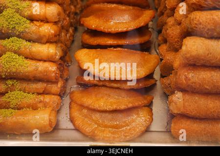 Dolci esposti in un mercato alla luce del pomeriggio Foto Stock