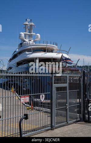 Seattle, Washington, Stati Uniti. 27 maggio 2026. Razor Wire e una recinzione di sicurezza bloccano l'accesso al molo dove il superyacht Launchpad, ritenuto di proprietà del CEO di Meta Mark Zuckerberg, è ormeggiato sul lago Union a Seattle, Washington, USA, venerdì 29 maggio, 2026. lo yacht è stato costruito nel 2024 ed è di 387 piedi, costa circa 00 milioni, e naviga sotto la bandiera delle Isole Marshall. Questa settimana Meta ha annunciato circa 1400 licenziamenti nella regione di Seattle. (Credit Image: © M. Scott Brauer/ZUMA Press Wire) SOLO PER USO EDITORIALE! Non per USO commerciale! Foto Stock