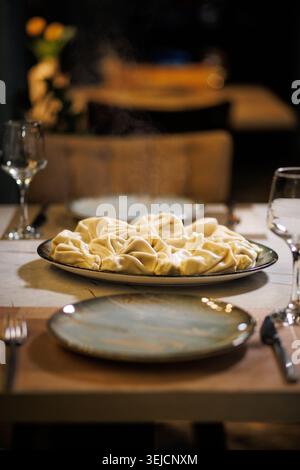 Guinzaglioli Khinkali tradizionali georgiani serviti su piatto nel tavolo da cena del ristorante Foto Stock