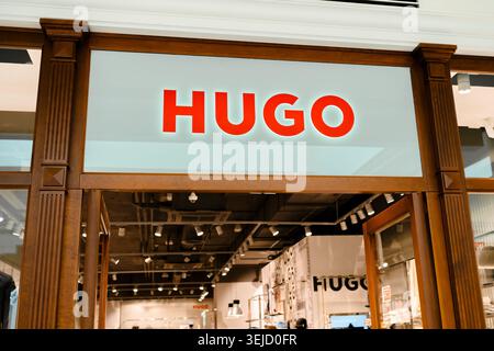 Salisburgo, Austria, 05.16.2026 Vista editoriale dell'entrata moderna e del luminoso segno bianco di un negozio di moda Hugo all'interno di un centro commerciale di lusso Foto Stock