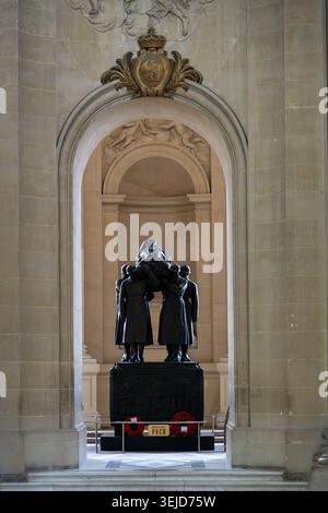 Parigi, Francia - 8 novembre 24: Vista attraverso un arco di pietra verso il memoriale del maresciallo Foch con scultura in bronzo e ghirlande all'interno di Les Invalides Foto Stock