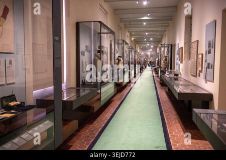 Parigi, Francia - 8 novembre 24: Vista interna di un lungo corridoio espositivo con vetrine al Musée de l'Armée, Hôtel des Invalides a Parigi, Île-de Foto Stock