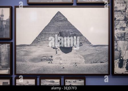 Darmstadt, Germania - 2 novembre 24: Storica fotografia in bianco e nero che mostra la grande Sfinge di Giza con una piramide sullo sfondo a Hessisches LAN Foto Stock