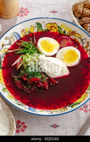 Tradizionale zuppa di barbabietole fredda con uova sode e aneto Foto Stock