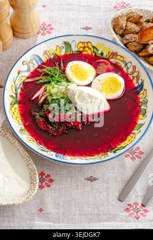 Tradizionale zuppa di barbabietole fredda con uova ed erbe aromatiche Foto Stock