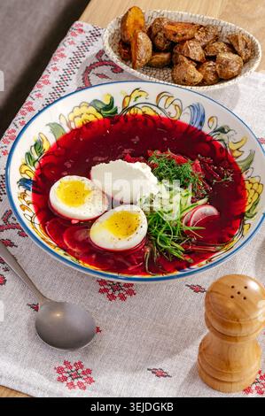 Zuppa di barbabietole fredda con uova sode e aneto Foto Stock