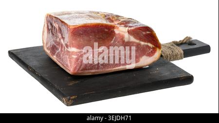 Intero pezzo di prosciutto adagiato su un tagliere di legno su sfondo isolato Foto Stock