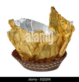 Foglio di alluminio giallo increspato in cestello di carta, involucro di caramelle Foto Stock