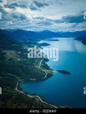 Curve tortuose lungo un suggestivo lago di montagna Foto Stock