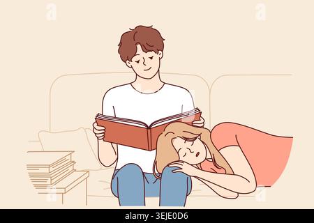 La donna dorme in braccio al fidanzato, leggendo un libro seduto sul divano e sentendosi al sicuro grazie alla relazione Foto Stock