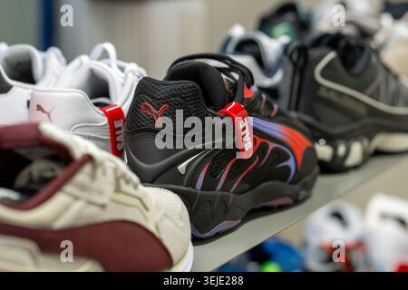 Scarpe Puma sullo scaffale di un negozio. Logo PUMA sul retro delle sneakers. Modello di inalazione Puma. Minsk, Bielorussia - 27 maggio 2026 Foto Stock
