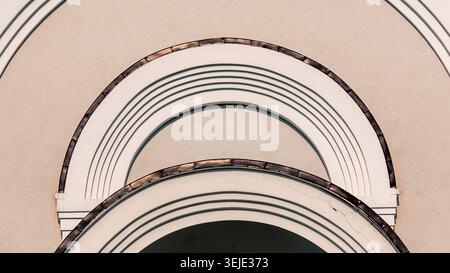 Facciata di un edificio d'epoca con linee curve Foto Stock