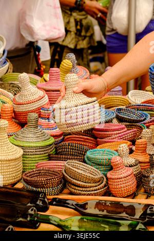 Cesti di vimini colorati, mercato regionale, Santanyi, Maiorca, Isole Baleari, Spagna, Europa Foto Stock