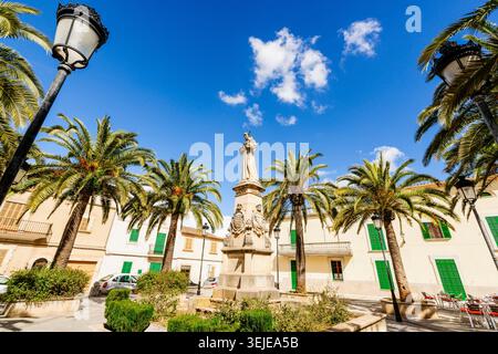 Scultura di Fray Junipero Serra, G. Galmes, Fray Junipero Serra Square, Petra, Maiorca, Isole Baleari, Spagna. Foto Stock