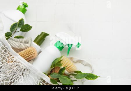 Prodotti per la pulizia ecocompatibili che promuovono uno stile di vita sostenibile nella routine di pulizia della casa Foto Stock