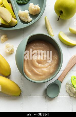 Alimenti sani per bambini nel recipiente. Foto Stock