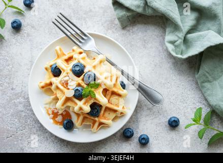Waffle appena sfornati con mirtilli freschi Foto Stock