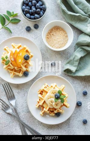 Waffle belgi con frutta, banane e miele. Cottura fatta in casa. Foto Stock