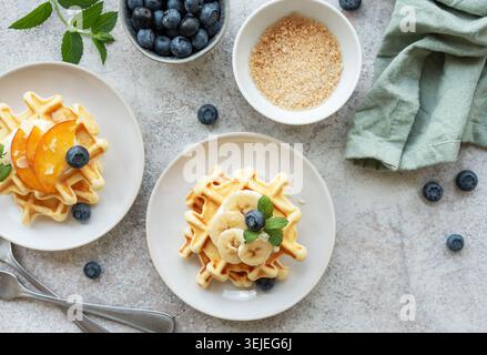 Waffle belgi con frutta, banane e miele. Cottura fatta in casa. Foto Stock
