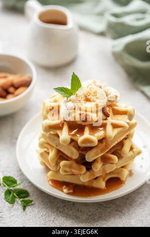 Waffle belgi con frutta, banane e miele. Cottura fatta in casa. Foto Stock