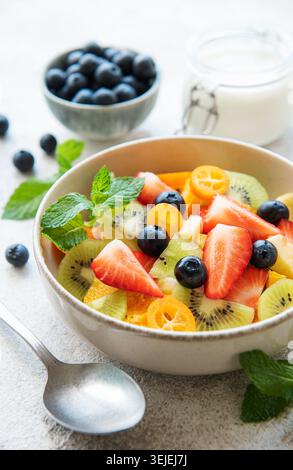 Insalata di frutta fresca sana in una ciotola Foto Stock