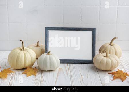 Design degli interni con decorazioni autunnali e mockup con cornice. Thanksgiving, festa di Halloween poster concetto. Foto Stock