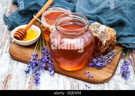 Fiori di miele e lavanda su un tavolo di legno Foto Stock