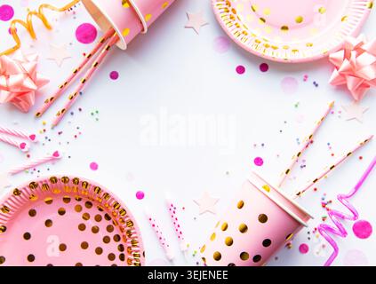 Decorazioni di compleanno. Impostazione tabella dall'alto con spazio di testo libero. Disposizione piatta, vista dall'alto Foto Stock
