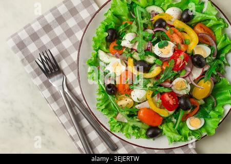 Insalata di verdure , con uova di quaglia e olive, fresca, da vicino, senza persone, Foto Stock