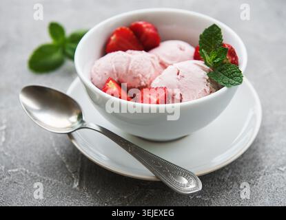 Gelato alla fragola Foto Stock