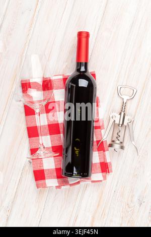 Bottiglia di vino rosso, bicchiere e cavatappi Foto Stock