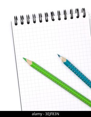 Due matite di colore su blocco note Foto Stock