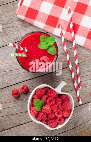 Frullato di lamponi e frutti di bosco nel recipiente Foto Stock