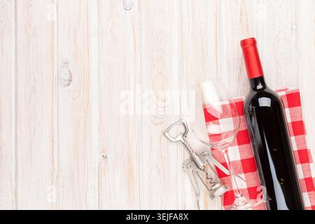 Bottiglia di vino rosso, bicchiere e cavatappi Foto Stock