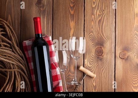 Bottiglia di vino rosso, bicchieri e cavatappi Foto Stock