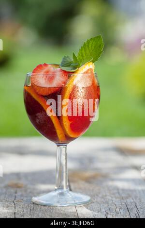 Sangria rinfrescante alla frutta (punch) Foto Stock