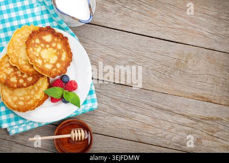Pancake con lampone, mirtillo, menta e sciroppo al miele Foto Stock