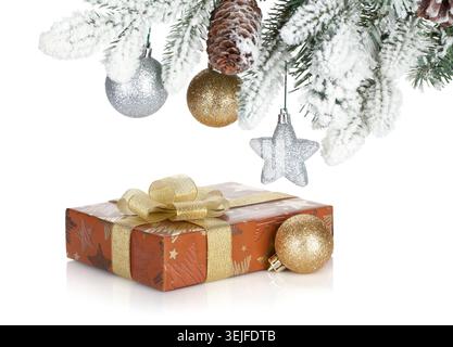 Confezione regalo e decorazioni natalizie sotto l'abete innevato Foto Stock