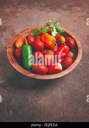 Set, pomodori ciliegini, con peperoni colorati, in un recipiente di legno, vista dall'alto, nessuna persona, Foto Stock