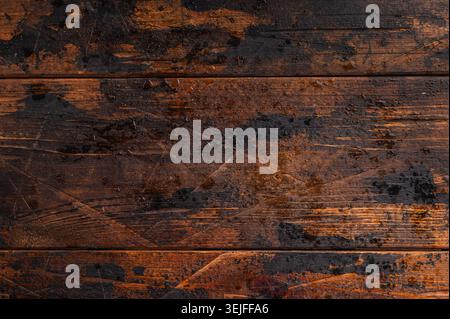 Superficie in legno marrone vintage con residui di vernice nera, ideale per menu di ristoranti o mockup di prodotti Foto Stock
