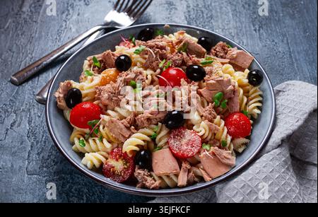 Insalata di pasta Fusilli con tonno in scatola, pomodori ciliegini e olive, parmigiano, microverdure, fatte in casa, non sono ammessi persone, Foto Stock