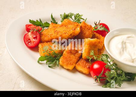 Pepite fritte di pesce, con salsa bianca, rucola e ciliegia, nessuna gente, Foto Stock