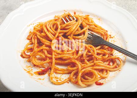 Un piatto con spaghetti alla bolognese avanzi, senza persone, Foto Stock