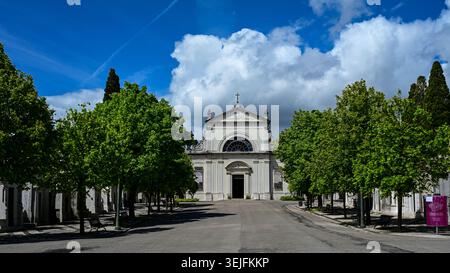 Mausoleo di pietra grande e viale alberato al Cemitério dos Prazeres di Lisbona Foto Stock