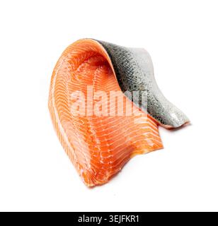 Filetto di salmone fresco isolato, pesce rosso norvegese crudo, pezzetto di trota, filetto di salmone Atlantico fresco su sfondo bianco Foto Stock